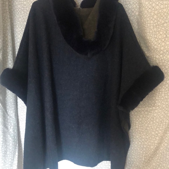 Blue/army green fur trimmed cape - Picture 6 of 6